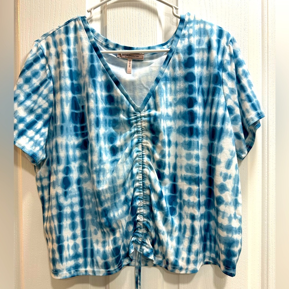 Lightweight top with gathering in the middle. Size L.